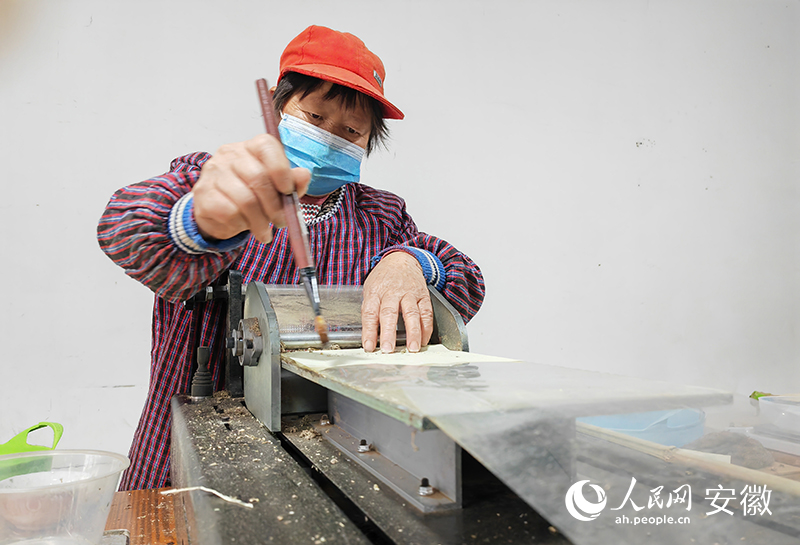 周邊村村民吳美枝正在工廠里制作艾條，人民網(wǎng) 王銳攝