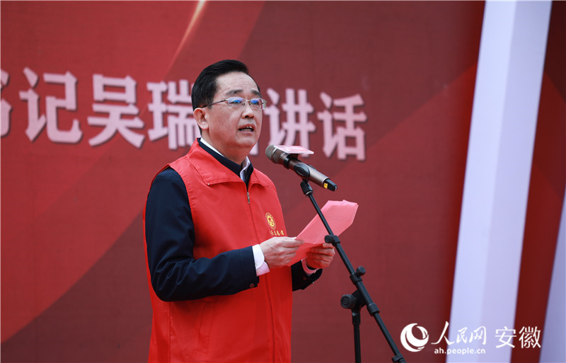 2蕪湖市政協(xié)副主席、無為市委書記吳瑞新為第七屆無為市道德模范及提名獎頒獎并發(fā)表講話。人民網(wǎng) 陶濤攝