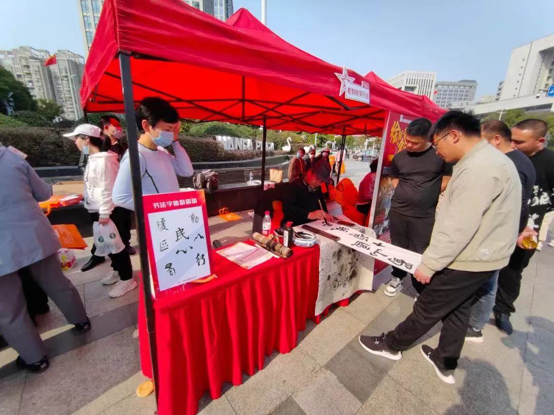 “老有所學(xué)行動”展區(qū)，老年大學(xué)的教師現(xiàn)場揮毫潑墨。