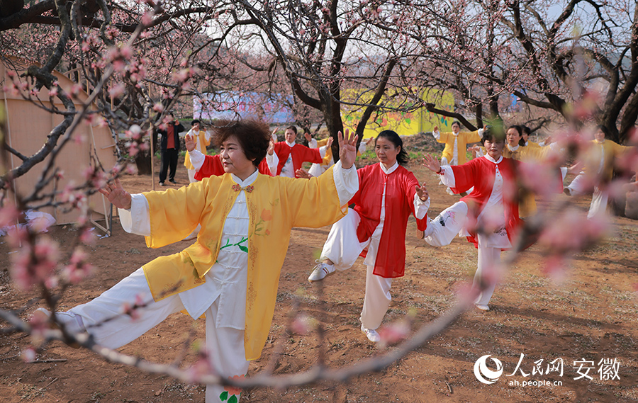 當(dāng)?shù)厝罕娫谛踊种羞\動。人民網(wǎng) 王曉飛攝