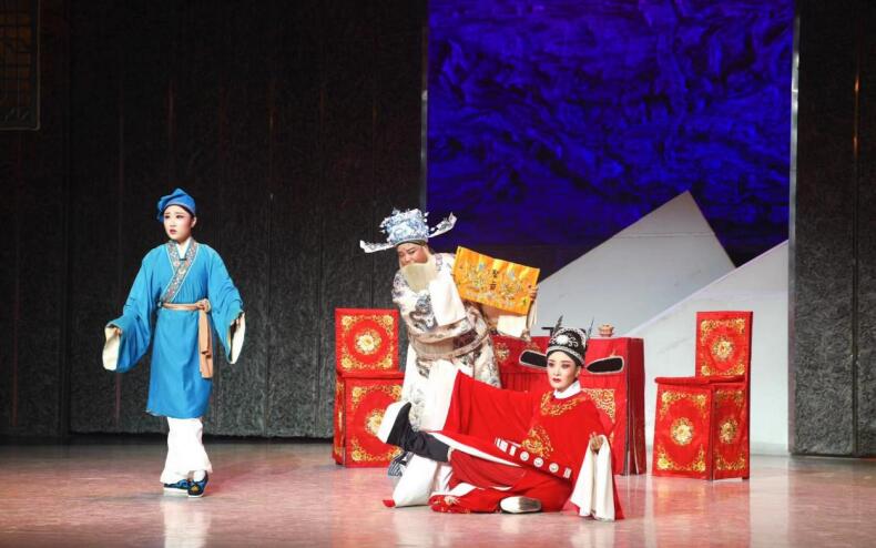 安慶市迎江區(qū)再芬黃梅藝術劇院《女駙馬》演出現(xiàn)場。安徽省文化和旅游廳供圖