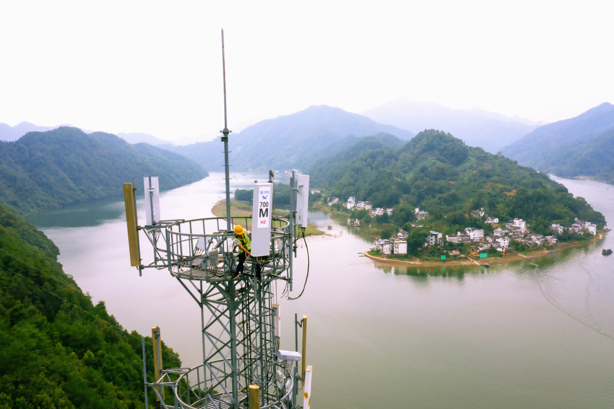 安徽移動工作人員在歙縣新安江山水畫廊沿線建設(shè)5G基站。 安徽移動供圖