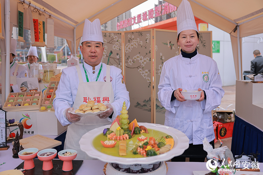 蕪湖展臺的特色美食。人民網(wǎng) 王曉飛攝
