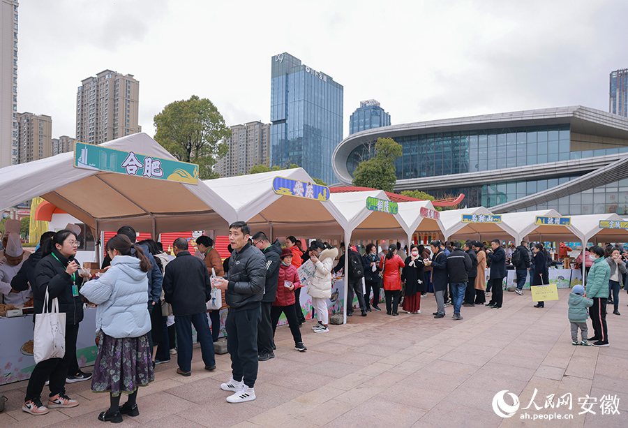 “皖美好味道?百縣名小吃”市集活動上，游客絡繹不絕品嘗美食。人民網 王曉飛攝