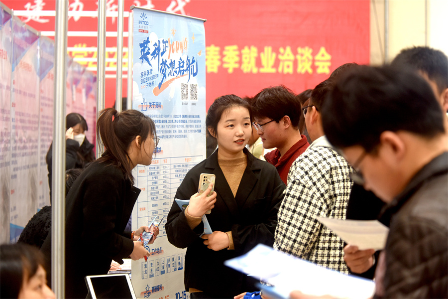 安徽淮南：大學(xué)生春季就業(yè)洽談會(huì)火熱開(kāi)場(chǎng)【3】