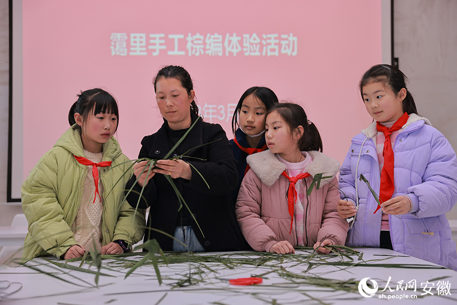 老師教孩子們手工棕編。人民網 王曉飛攝