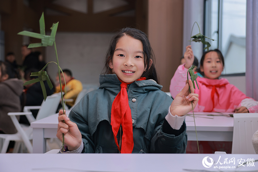 女孩展示自己的棕編。人民網(wǎng) 王曉飛攝