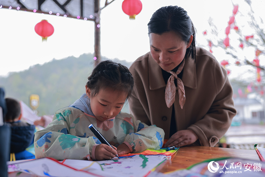 小朋友在老師的指導(dǎo)下畫風(fēng)箏。人民網(wǎng) 王曉飛攝