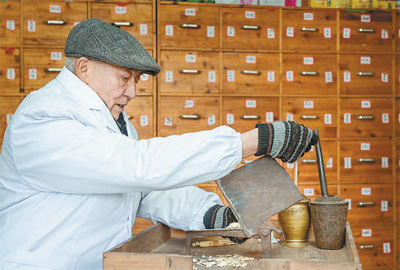 在村衛(wèi)生室，王傳高將中藥材切成片。圖片為人民網(wǎng)記者苗子健攝