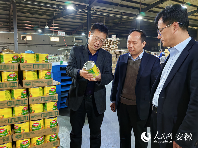 位于碭山的科技食品包裝車間內(nèi)，農(nóng)行工作人員在了解產(chǎn)品銷售情況。人民網(wǎng) 韓震震攝