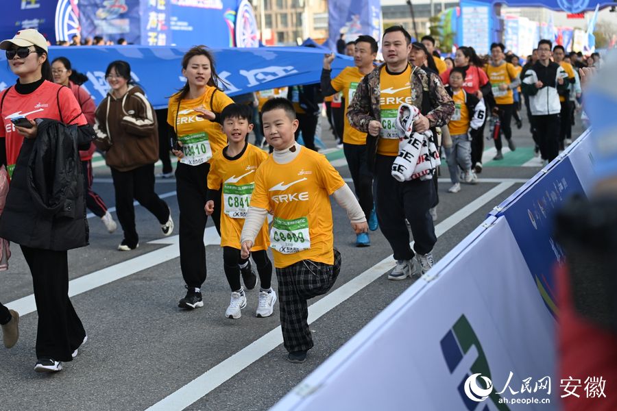 小選手們參加航空歡樂跑。人民網(wǎng)記者 苗子健攝