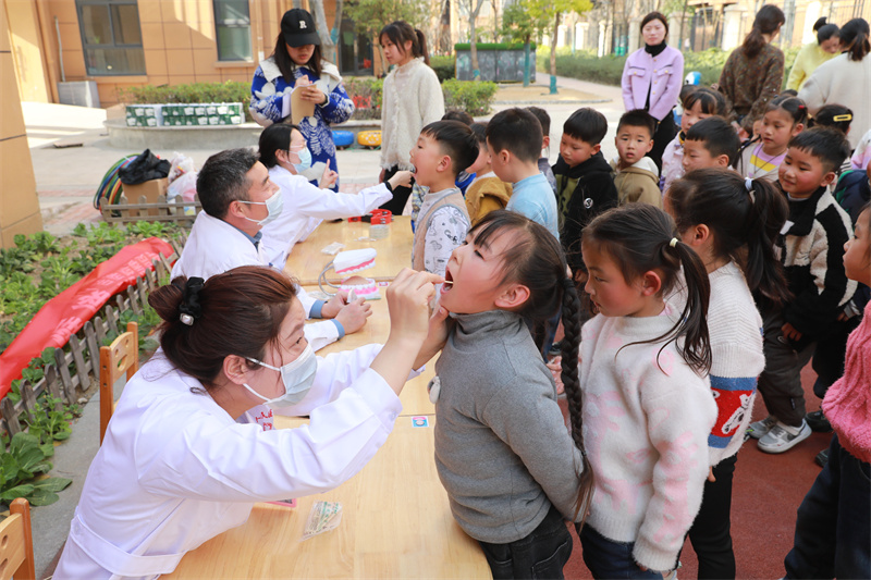 走進幼兒園開展健康服務(wù)。周傳兵供圖