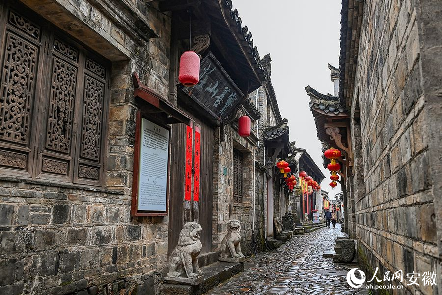 游客行走在雨中的桃花潭老街。人民網(wǎng)記者 苗子健攝
