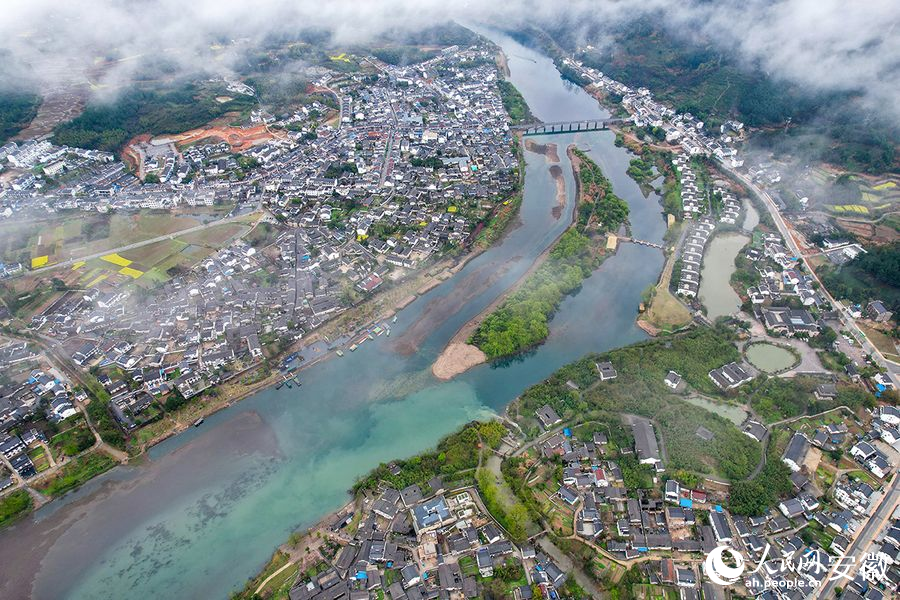 雨中桃花潭兩岸風(fēng)景如畫。人民網(wǎng)記者 苗子健攝