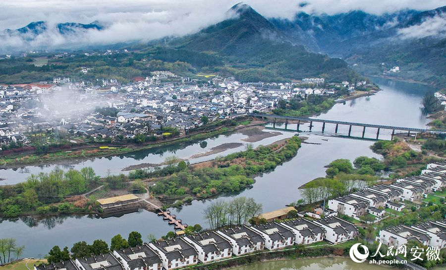 雨中桃花潭兩岸風景如畫。人民網(wǎng)記者 苗子健攝