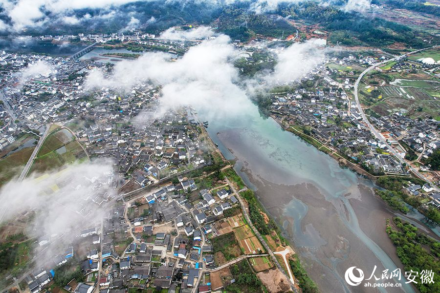 雨中桃花潭兩岸風(fēng)景如畫。人民網(wǎng)記者 苗子健攝
