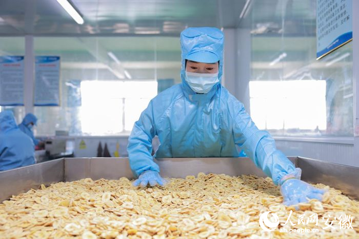 工人在配料中。人民網(wǎng) 王曉飛攝
