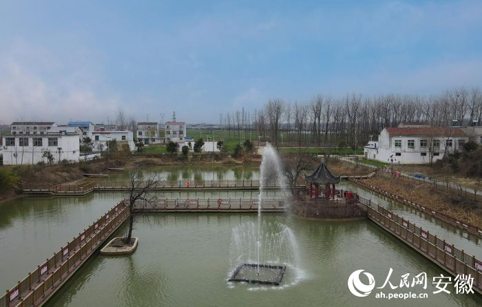 無人機視角下的關(guān)湖村心樂湖，風(fēng)景優(yōu)美。人民網(wǎng) 王曉飛攝