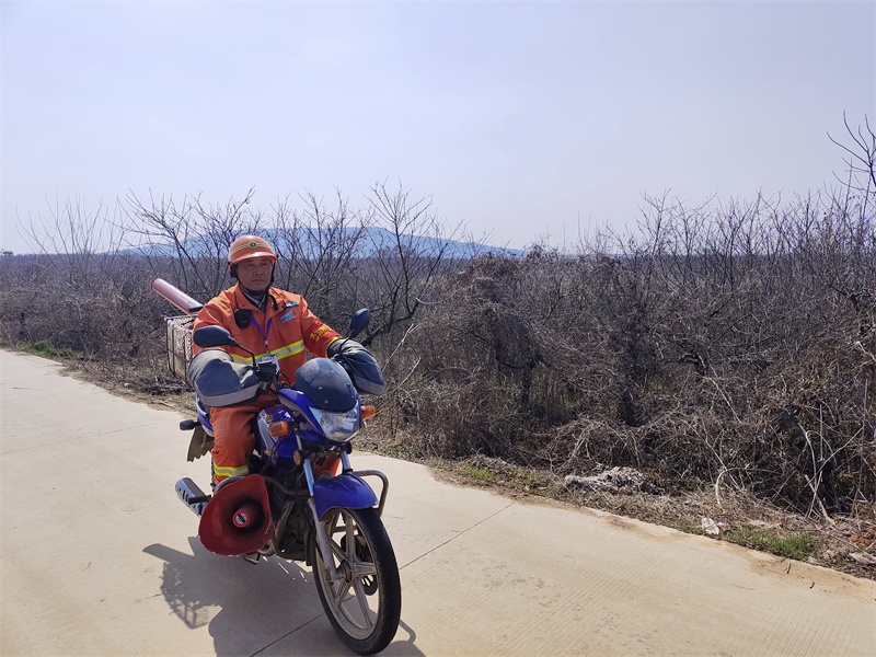 趙玉珠在巡山護(hù)林路上。史悅攝