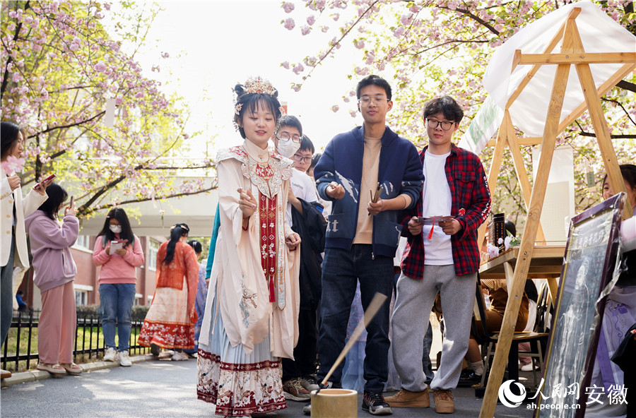 學(xué)生們?cè)跈鸦湎屡胖?duì)體驗(yàn)投壺。人民網(wǎng) 王銳攝