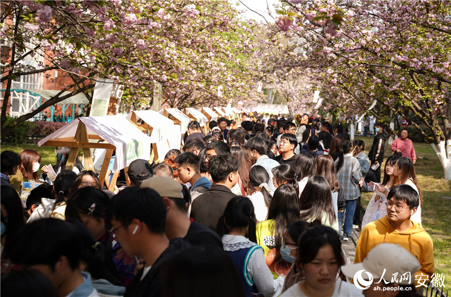 櫻花集市人頭攢動(dòng)。人民網(wǎng) 王銳攝