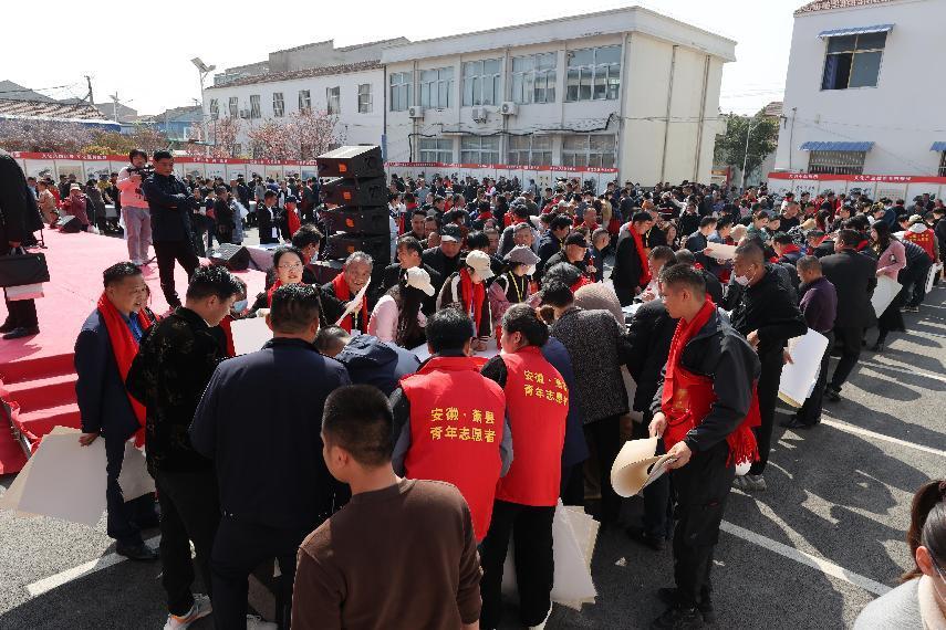 劉套鎮(zhèn)桃花筆會現(xiàn)場。侯顯華攝