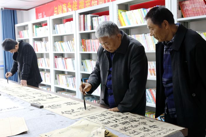 書(shū)法愛(ài)好者正在練習(xí)書(shū)法。沈云鵬供圖
