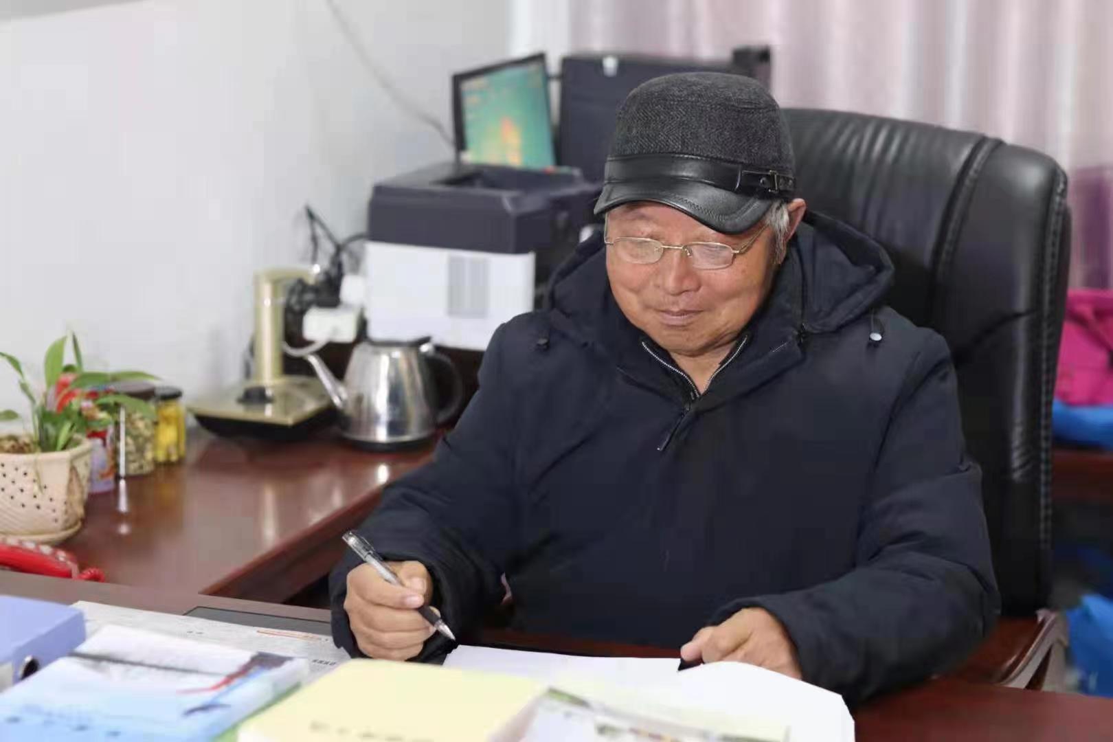 年介濤在查閱資料。受訪者供圖