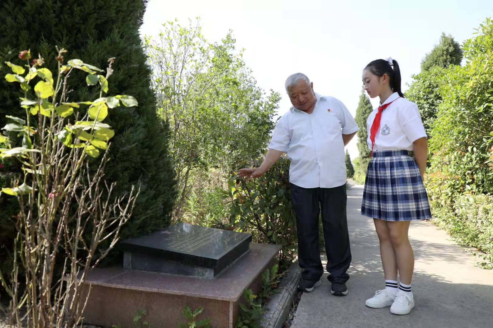 年介濤（左）給小學(xué)生講述烈士事跡。受訪者供圖