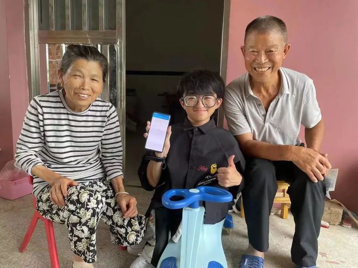 查到分數(shù)后，張亮和爺爺奶奶笑得很開心。張勇攝