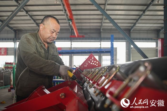 戴偉農(nóng)機(jī)專業(yè)合作社內(nèi)，工人們正在進(jìn)行農(nóng)機(jī)組裝。人民網(wǎng) 陳若天攝