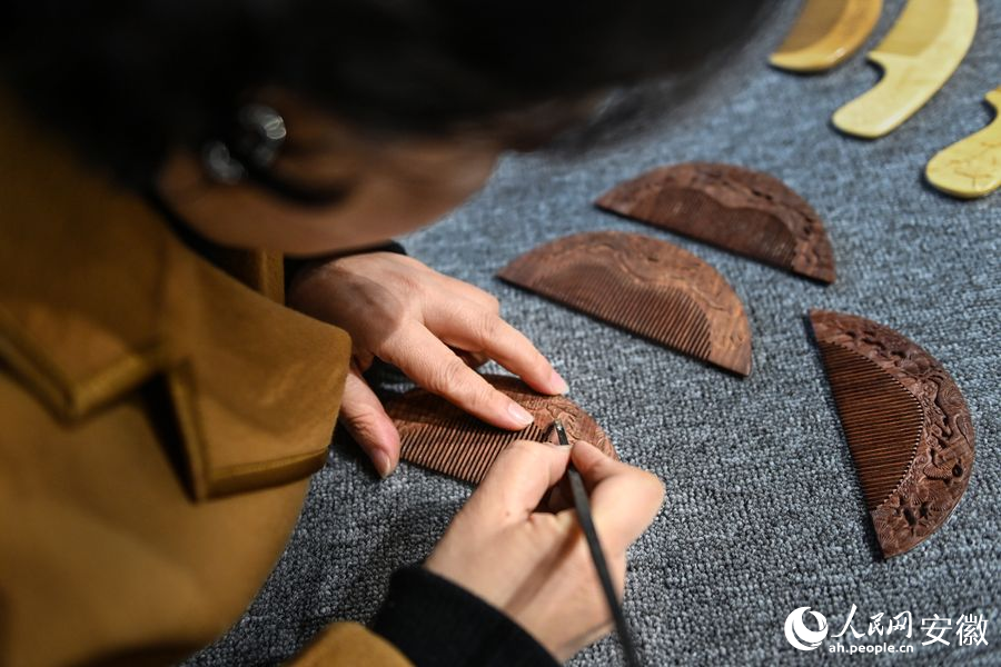 手工雕刻木梳花紋。人民網(wǎng)記者 苗子健攝