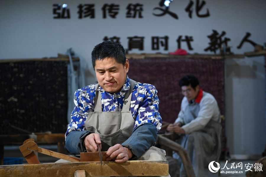 手工木梳制作。人民網(wǎng)記者 苗子健攝
