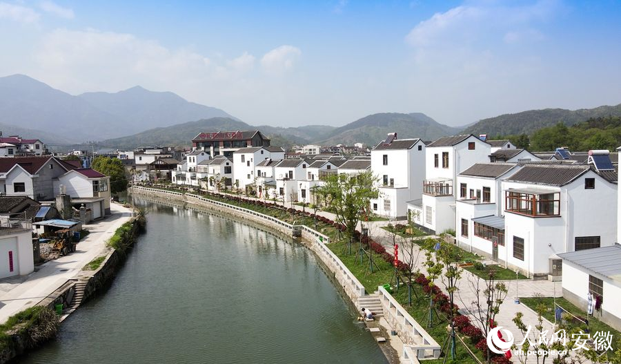 沙埂村里，陵陽(yáng)河穿行而過。人民網(wǎng) 王銳攝