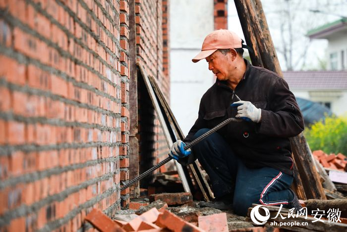 讓路1米5的戶主，村民正在建設(shè)他家的新房。人民網(wǎng) 陶濤攝