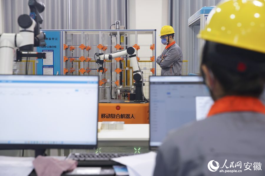 服務機器人應用技術員項目中，選手正在比賽中。人民網 陳若天攝