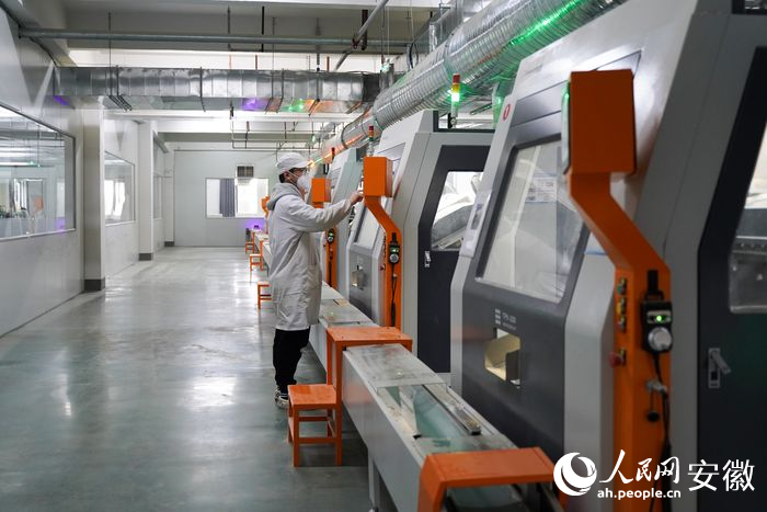 安徽鴻葉集團(tuán)自動化竹吸管生產(chǎn)線。人民網(wǎng) 王銳攝