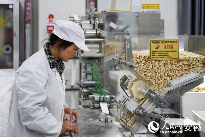 鴻葉集團(tuán)生產(chǎn)線上工人正在檢查竹筷生產(chǎn)。人民網(wǎng) 王銳攝