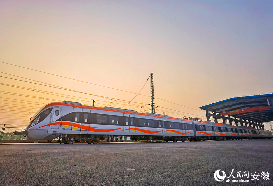 夕陽下，剛剛檢修完的滁寧城際列車。人民網(wǎng)記者 周坤攝