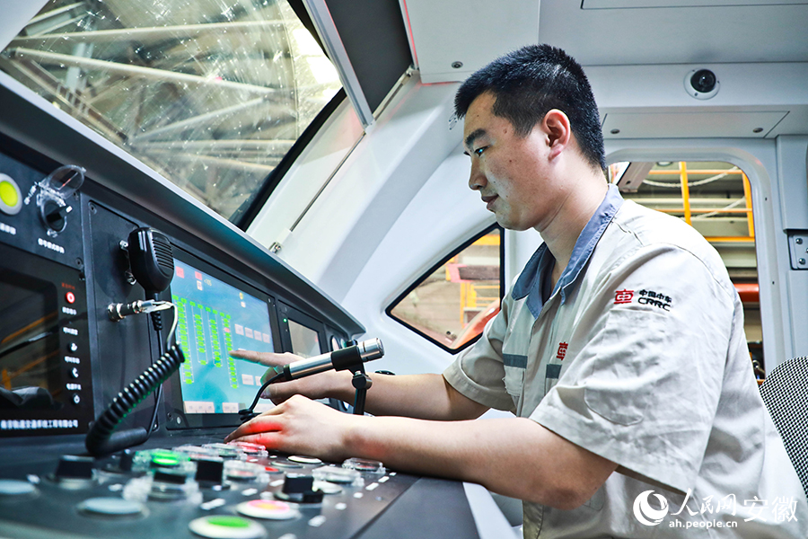 車間內(nèi)工程師們正在進行檢修。人民網(wǎng)記者 陶濤攝