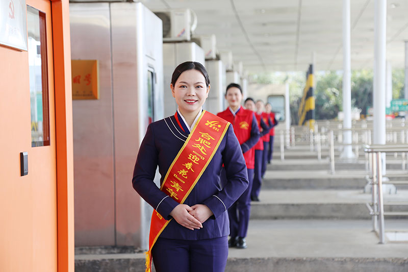 金寨路站“迎春花”青年志愿者打造“合肥快門”，做好文明服務(wù)。皖通高速供圖