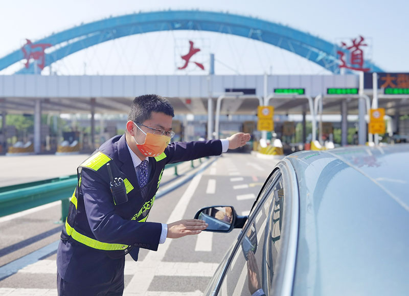 包河大道站外勤員孔德江為司乘答疑解惑并進(jìn)行現(xiàn)場疏導(dǎo)。皖通高速供圖