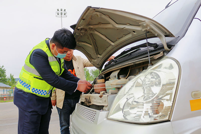 大顧店站邱潘幫助司機(jī)檢查車輛故障，解決司乘難題。皖通高速供圖