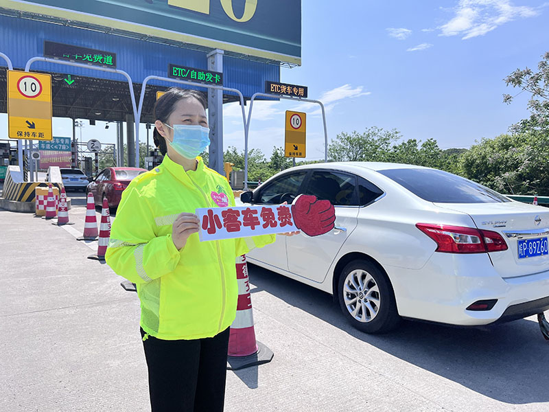 宣城西站收費(fèi)員吳雪青為司乘指引免費(fèi)通道。皖通高速供圖