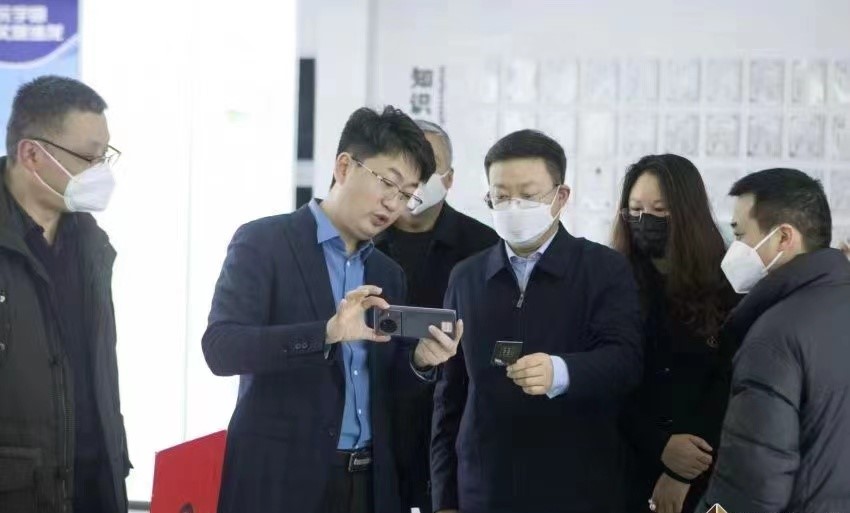 王磊向受訪者展示公司產(chǎn)品。受訪者供圖