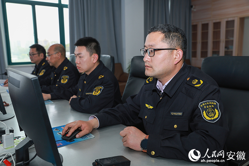 全國農(nóng)業(yè)綜合行政執(zhí)法先進個人任青松（右）。人民網(wǎng)記者 張俊攝