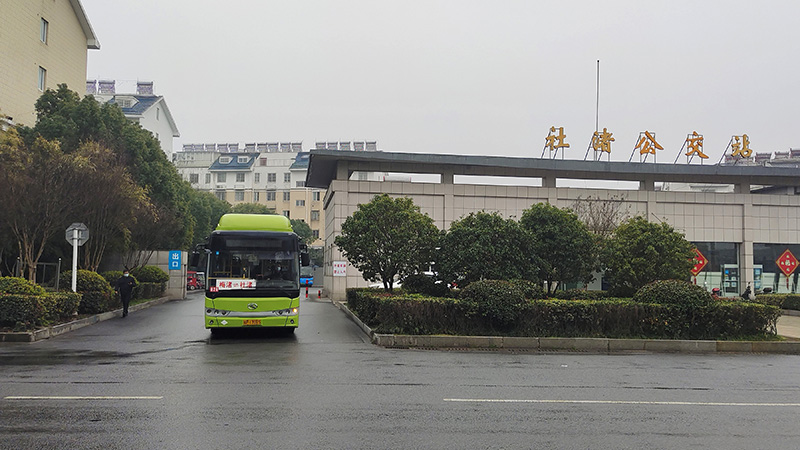 “皖P”拍照跨省公交從溧陽(yáng)社渚公交總站駛出。吳世翔攝