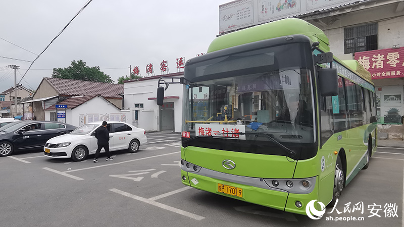 跨省公交在梅渚客運(yùn)站整裝待發(fā)。人民網(wǎng) 胡雨松攝