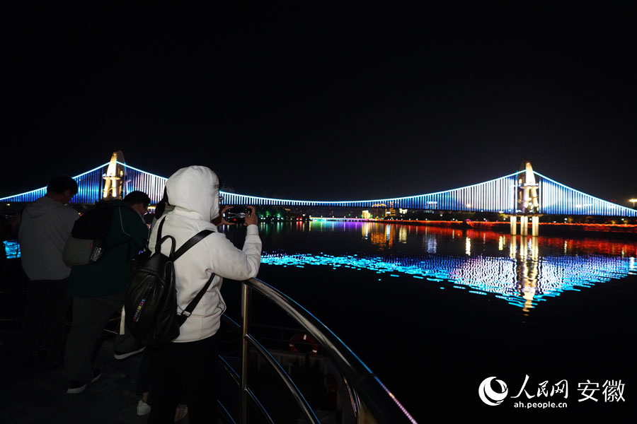 記者考察體驗(yàn)新安江生態(tài)保護(hù)。人民網(wǎng)記者 陳若天攝