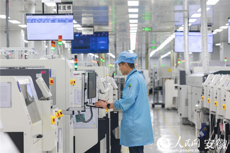 宣城立訊精密工業(yè)有限公司的生產(chǎn)線上，工人正在操作設(shè)備。人民網(wǎng)記者 張俊攝
